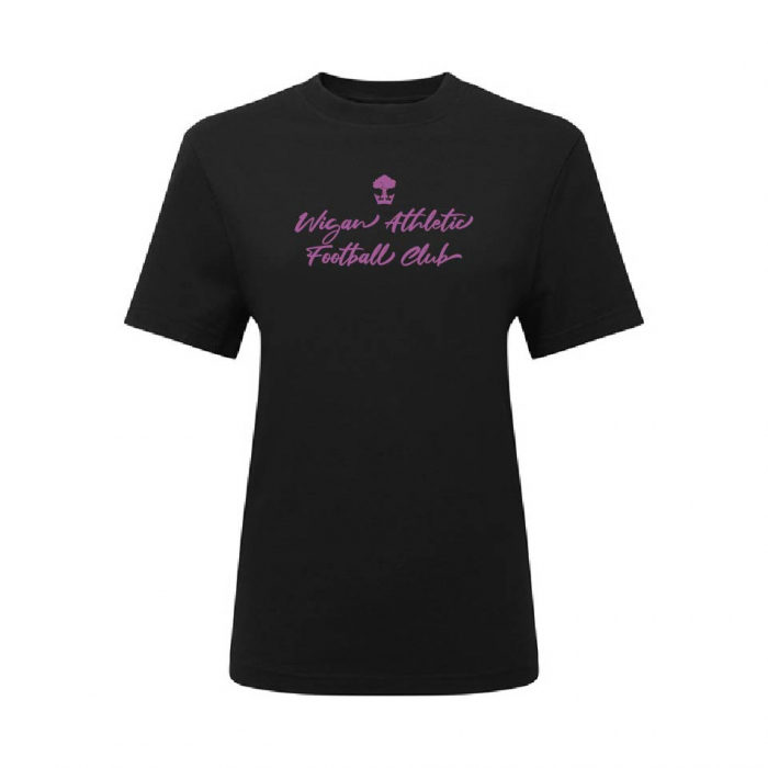 SCROLL TEXT TEE BLACK/ MAGENTA 